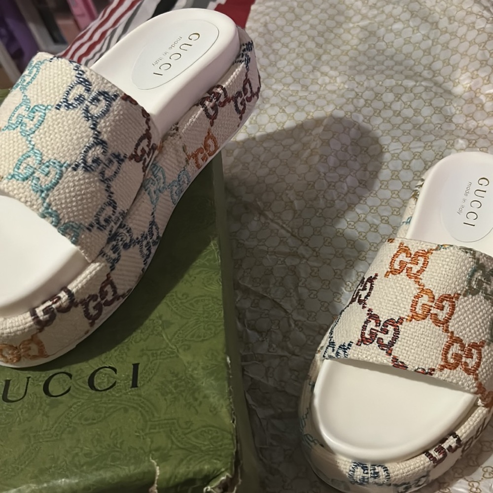 New rainbow Gucci slides size 8